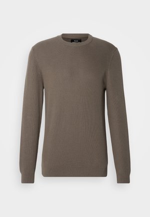 Maglione marrone a costine con collo rotondo, maniche lunghe e tessuto testurizzato. Design semplice senza ulteriori motivi o accessori.