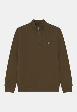 Oliven grøn kvartlynlås-pullover med lange ærmer, ribbede manchetter, høj hals og en lille gul fuglelogo på venstre bryst.