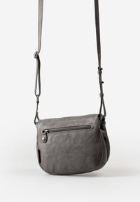 Borsa a tracolla in pelle grigia con tasca frontale con zip, tracolla regolabile e forma arrotondata con texture liscia.
