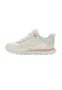 Zapatilla beige de perfil bajo con suela blanca, detalle en azul claro en el talón, collar acolchado y cierre de cordones, mostrada desde el lado externo.