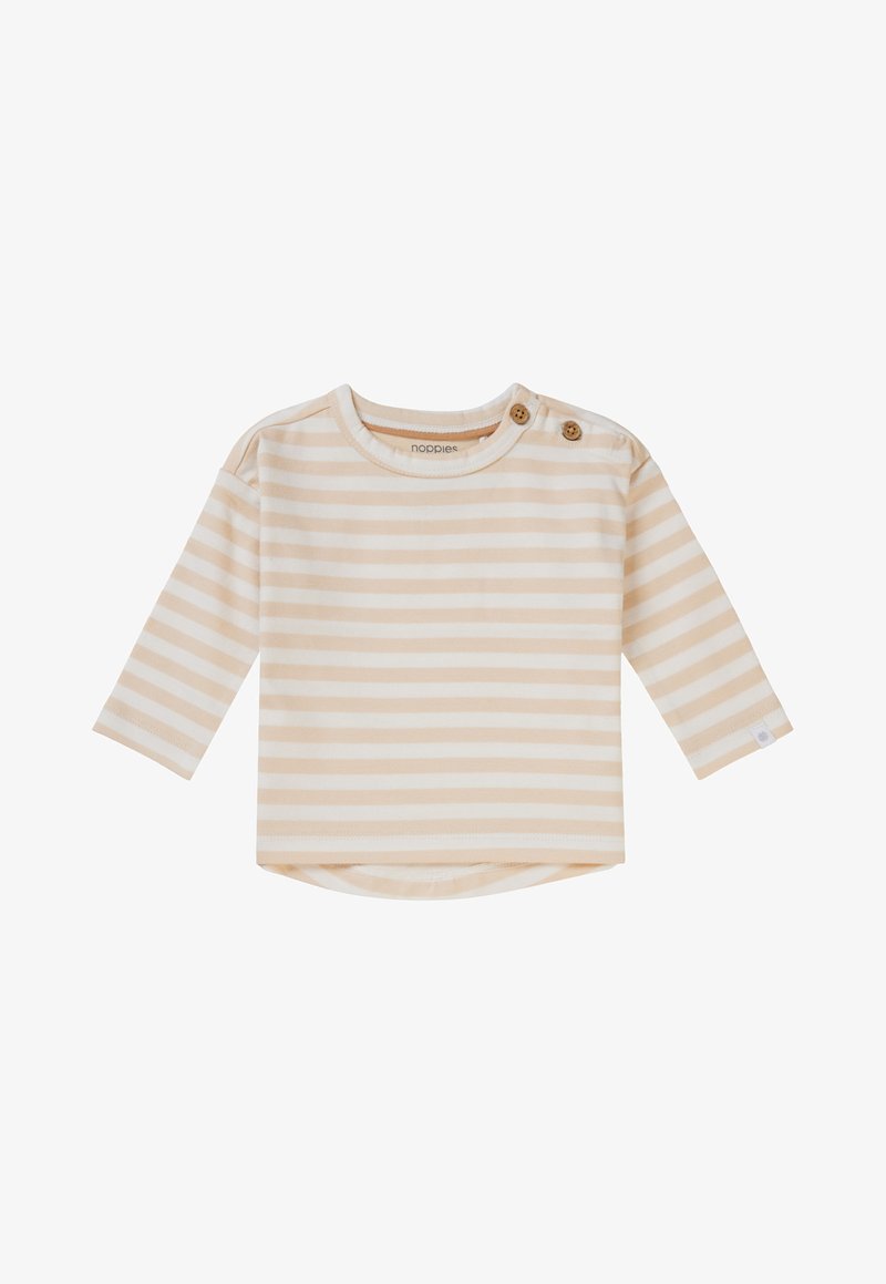 Lichtbeige langemouwen shirt met crème horizontale strepen, heeft twee bruine knoopaccenten op de linker schouder en een ronde zoom.