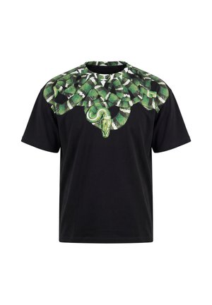 Maglietta nera a maniche corte con un disegno dettagliato di un serpente verde avvolto intorno allo scollo e alle spalle.