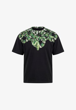 Maglietta nera a maniche corte con un disegno dettagliato di un serpente verde avvolto intorno allo scollo e alle spalle.