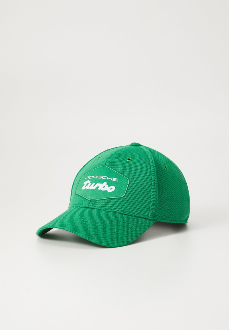 Cappello verde con un design strutturato, caratterizzato da un logo "Porsche turbo" bianco su una toppa esagonale. Tessuto morbido e testurizzato con visiera curva.