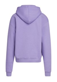 Fioletowa bluza z kapturem na sznurku, luźny krój, ribbowa wykończenie mankietów i dolnej krawędzi. Miękka tekstura, minimalne detale i jednolity kolor.