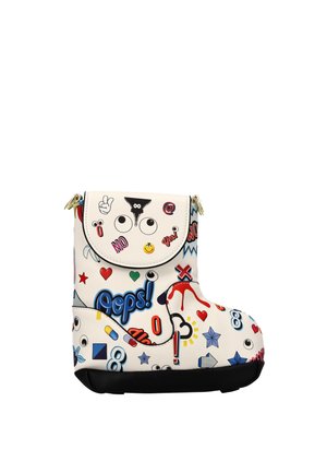 Sac blanc en forme de botte décoré d'yeux colorés de dessin animé, de symboles, de cœurs, d'étoiles, et de textes comme « Oops ! » et « Yes ! » dans différentes polices.