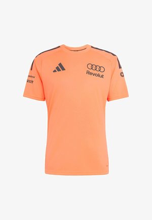 Jasnopomarańczowa sportowa koszulka z czarnym logo Adidas, logo Revolut i Audi na piersi oraz dodatkowymi logotypami sponsorów na obu rękawach.