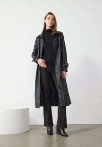 Anna Field Trench - black