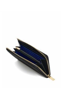 Portafoglio in pelle nera con superficie texturizzata, zip dorata e interno blu. Presenta più scomparti per carte e un compartimento con zip.