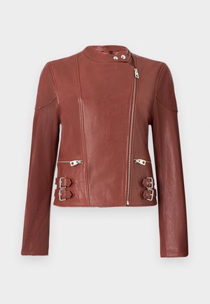 Veste de motard en cuir marron avec fermeture éclair avant asymétrique, col pressionné, deux poches zippées et sangles réglables avec boucle des deux côtés.