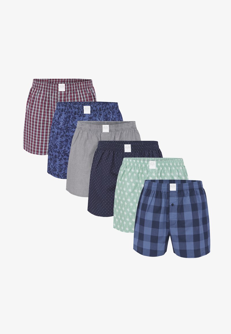 Boxershorts in verschillende kleuren en patronen: ruit, bloemig, gestreept, stippen en een palmprint. Elk met een elastische tailleband en een label.