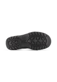 Suela de zapatilla negra de goma con patrones de tracción profundos y acentos texturizados. Presenta una marca visible y un perfil elegante y contorneado.