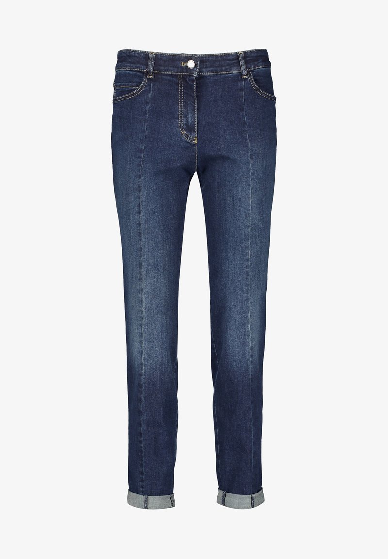 Jean en denim bleu foncé avec ourlet roulé, poches avant, passants de ceinture et fermeture par bouton argenté à la taille.