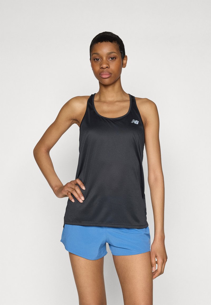 Svart trenings-tanktop med rund hals og teksturert materiale, paret med lyseblå shorts. Har en liten logo på toppen.