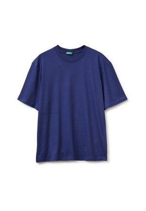 Camiseta azul marino de manga corta con cuello redondo y etiqueta verde en el cuello, extendida sobre un fondo blanco.