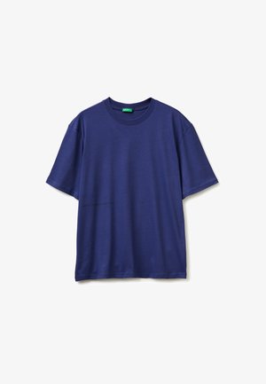 Marineblauw T-shirt met korte mouwen en ronde hals, met een groen label bij de kraag, plat uitgevouwen op een witte achtergrond.