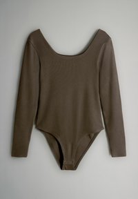 Ilgomis rankovėmis bodis iš tamsiai rudos ribuotos medžiagos, su plačiu apvaliu kaklo iškirpimu ir spaudėmis apačioje patogiam prigludimui.