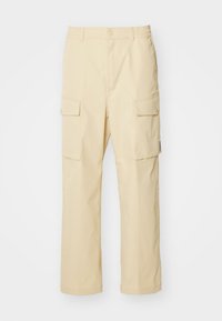 Beige cargo bukser laget av stoff med elastisk linning og knappelukking. Har to sidelommer og et enkelt design.