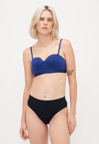 Bralette blu Seamless con scollatura a forma di cuore, spalline sottili e dettaglio del logo, abbinato a mutandine nere a vita alta.