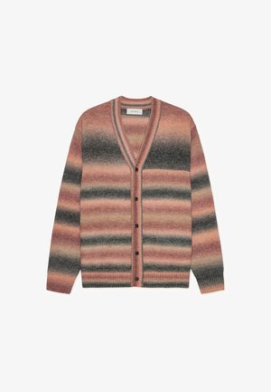 Stribet cardigan med nuancer af pink, grå og sort; lavet af blødt materiale med v-udskæring, knaplukning og ribbede ærmegab.