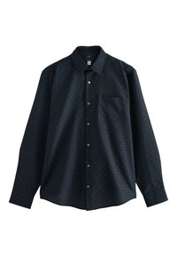 Dunkelblaues Langarmhemd mit einem kleinen, dezenten geometrischen Muster, einer einzelnen Brusttasche und einer Knopfleiste mit schwarzen Knöpfen.