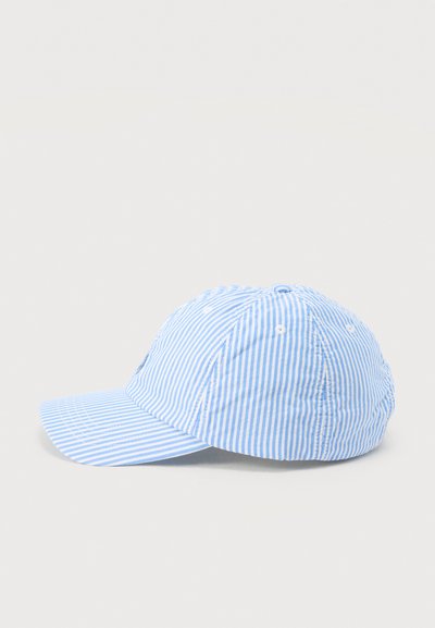 Ανοιχτό μπλε και λευκό καπέλο μπέιζμπολ με κατακόρυφες ρίγες και κυρτό γείσο, απεικονίζεται σε απλό λευκό φόντο.