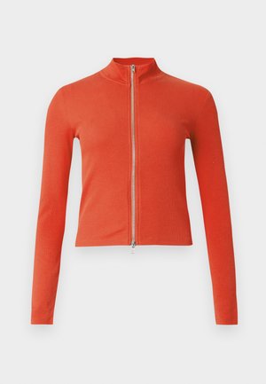 Veste rouge côtelée avec fermeture éclair, manches longues et col montant, dotée d'une fermeture éclair argentée et d'une silhouette ajustée.