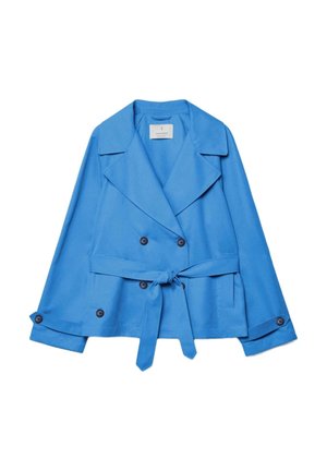 Trench-coat bleu à double boutonnage avec larges revers, détails de boutons et ceinture à nouer à la taille sur fond blanc.