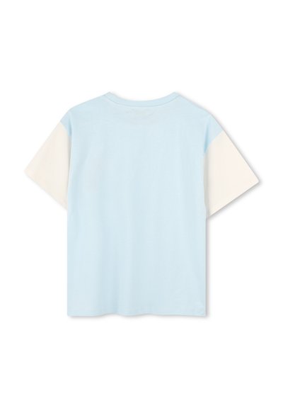 T-shirt in cotone azzurro chiaro con maniche corte. Presenta pannelli a contrasto bianchi sulle spalle. Collo rotondo. Tessuto morbido, vestibilità comoda.