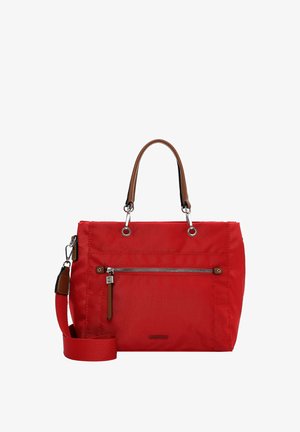 Červená kabelka s hnědými koženými držadly, přední kapsou na zip a odnímatelným ramenním popruhem na bílém pozadí.