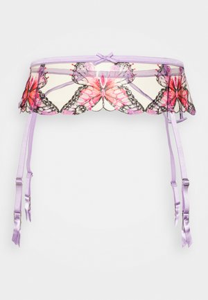 Ce porte-jarretelles en dentelle avec un motif de papillon en rose et noir, sur une base crème. Il dispose de sangles en satin lavande et de nœuds pour un ajustement de longueur.