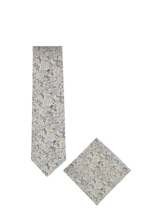 Beige stropdas en bijpassend pochet met blauw en bruin bloem- en vlindermotief op witte achtergrond.