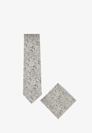 Beige stropdas en bijpassend pochet met blauw en bruin bloem- en vlindermotief op witte achtergrond.