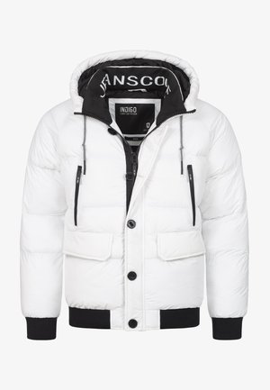 Chaqueta de plumas blanca con forro interior negro, botones en el frente y bolsillos laterales. Presenta una capucha con cordones y puños acanalados.