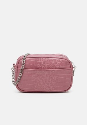 Roze rechthoekige crossbodytas met nepkrokodillenstructuur en zilveren kettingriem op een witte achtergrond.