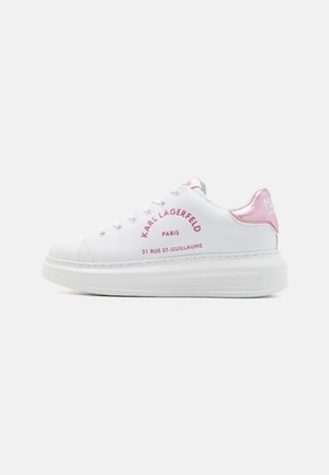 Białe sneakersy na platformie z różowym metalicznym zapięciem na pięcie i różowym napisem „Karl Lagerfeld Paris” po boku oraz sznurowadłami na górze.