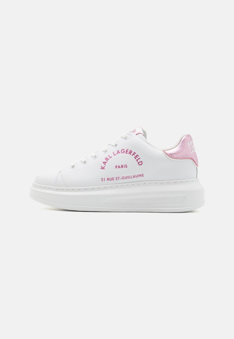 Baskets à plateforme blanches avec languette métallique rose au talon et texte rose « Karl Lagerfeld Paris » sur le côté et lacets sur le dessus.
