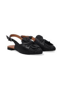 Czarne buty slingback na płaskim obcasie, z perforowanej skóry, z teksturowanym noskiem z kwiatowym wzorem oraz z akcentem w postaci kokardki.