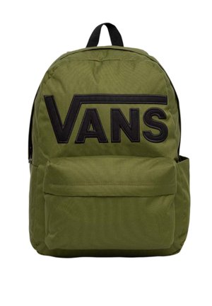 Mochila de tela verde con un gran logo negro "VANS", un asa superior para llevar y un bolsillo delantero con cremallera para almacenamiento.