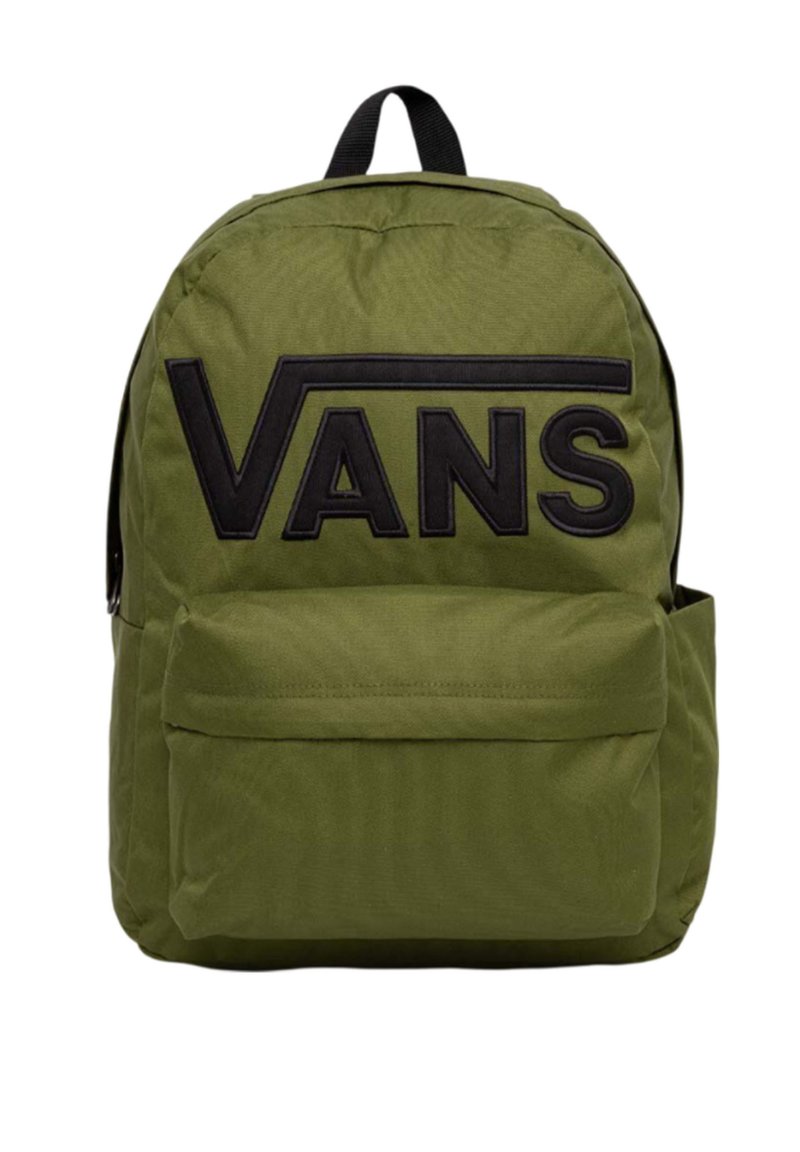 Mochila de tela verde con un gran logo negro "VANS", un asa superior para llevar y un bolsillo delantero con cremallera para almacenamiento.