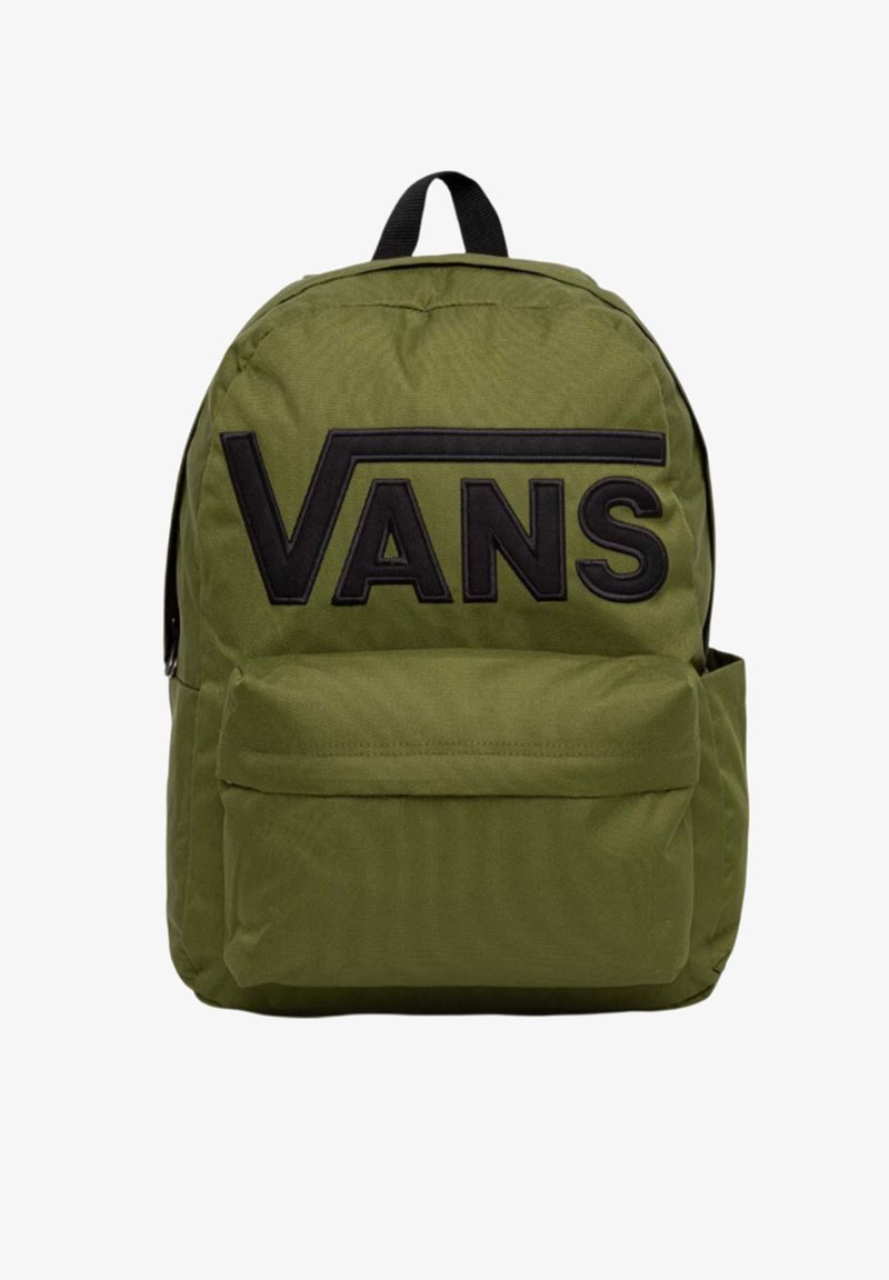 Mochila de tela verde con un gran logo negro "VANS", un asa superior para llevar y un bolsillo delantero con cremallera para almacenamiento.