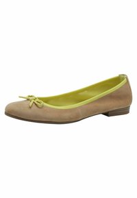 Ballet flat in beige suede with a yellow interior. Features a small bow accent on the toe and a low, stacked heel.