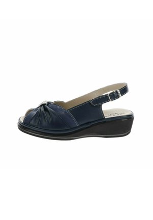 Sandalia cuña azul marino con puntera abierta, tira ajustable en el tobillo y detalle de hebilla decorativa en la parte frontal fruncida.