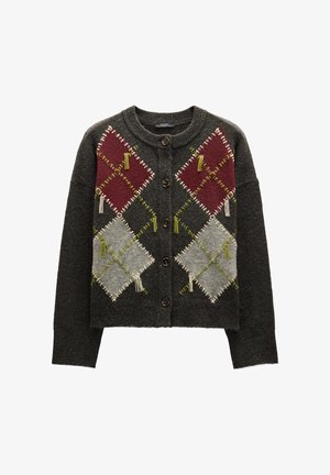 Ciemnoszara kardigan z dzianym wzorem argyle w kolorach bordowym, szarym i zielonym. Posiada okrągły dekolt i pięć guzików z przodu.