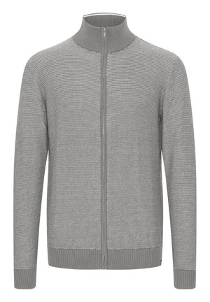 Sudadera gris con cremallera y cuello alto. Textura de punto con rayas horizontales. Puños y dobladillo acanalados. Presenta una cremallera frontal completa.