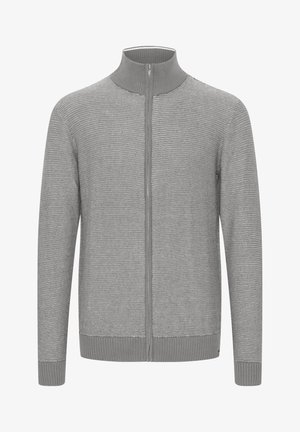 Szürke cipzáras pulóver magas gallérral. Kötött textúrájú, vízszintes csíkokkal. Rugalmas mandzsetta és szegély. Teljes elöl cipzáras kialakítás.