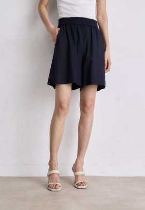 Marineblå knælange shorts med elastisk talje og sidelommer. Fremstillet af letvægtsstof, som har en løs og afslappet pasform.