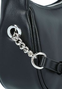 Borsa a mano in pelle nera con design curvo, dotata di tracolla in catena argentata, hardware circolare e una superficie liscia.