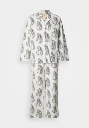 Ensemble de pyjama blanc avec un motif répété de tigres noirs. Confectionné en tissu doux, il comprend un haut à manches longues avec boutons et un pantalon ample.