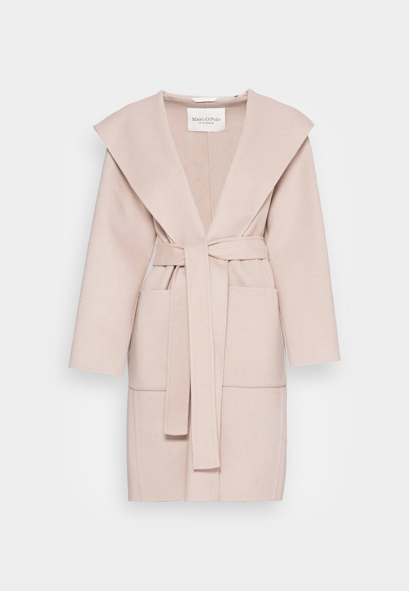 Cappotto avvolgente beige chiaro con ampia collare, maniche lunghe, cintura in vita e due tasche frontali. Realizzato in un morbido tessuto texturizzato.